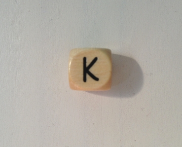1 Buchstabenwürfel 10mm geprägt Comic "K"