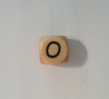 1 Buchstabenwürfel 10mm geprägt Comic "O"
