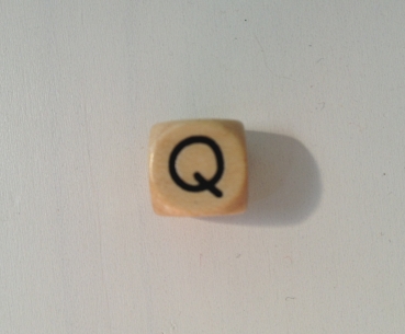 1 Buchstabenwürfel 10mm geprägt Comic "Q"