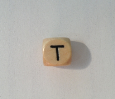 1 Buchstabenwürfel 10mm geprägt Comic "T"