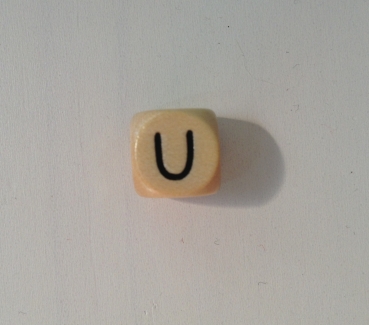 1 Buchstabenwürfel 10mm geprägt Comic "U"