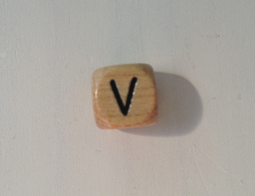 1 Buchstabenwürfel 10mm geprägt Comic "V"