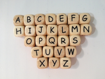 500 Buchstabenwürfel 10mm geprägt Comic, nach Wahl