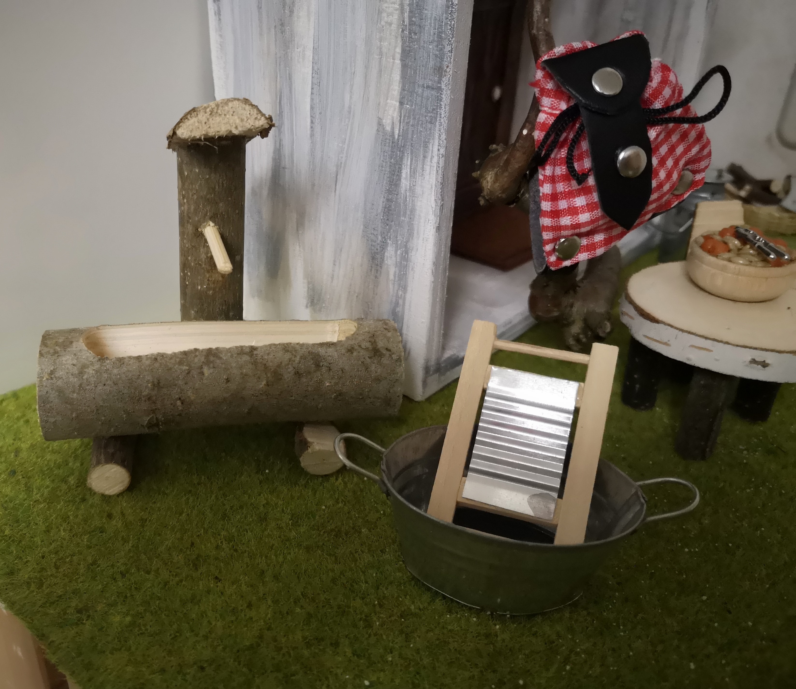 Melody Jane Puppenhaus Zubehör – Miniatur Bügelbrett & Bügeleisen Im Korb Für 1:12 Maßstab
