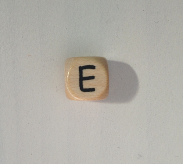 1 Buchstabenwürfel 10mm geprägt Comic "E"