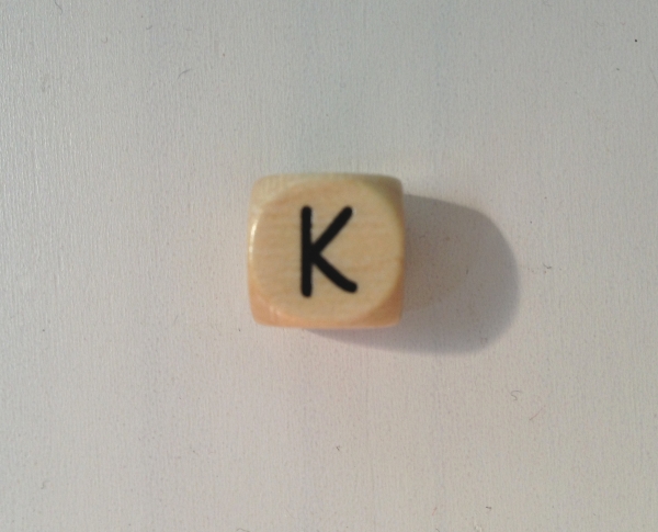 1 Buchstabenwürfel 10mm geprägt Comic "K"