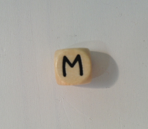 1 Buchstabenwürfel 10mm geprägt Comic "M"