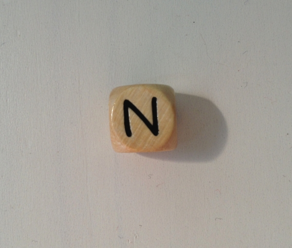 1 Buchstabenwürfel 10mm geprägt Comic "N"