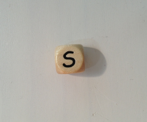 1 Buchstabenwürfel 10mm geprägt Comic "S"