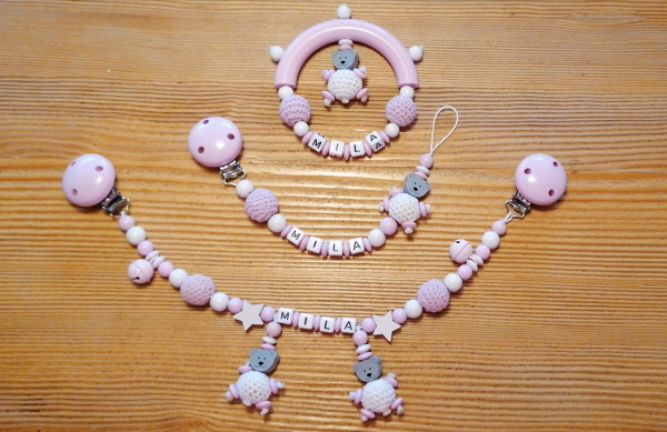 Geschenk-Set (Nuggikette, Kinderwagenkette und Handrassel)